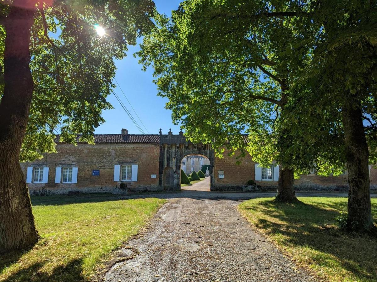 Gite Charmant Au Coeur D'Un Chateau Historique Avec Parc, Proche De Cognac, Ideal Famille Et Nature - Fr-1-653-167 Cherves-de-Cognac Exterior foto